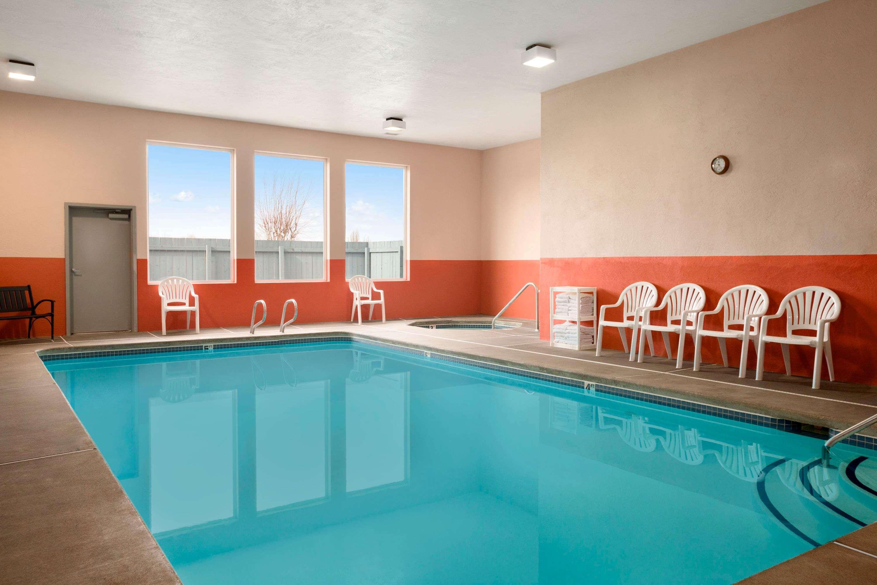 ซูเปอร์ 8 บาย วินด์แฮม เบลิลงแฮม แอร์พอร์ต/เฟิร์นเดล Hotel ภายนอก รูปภาพ