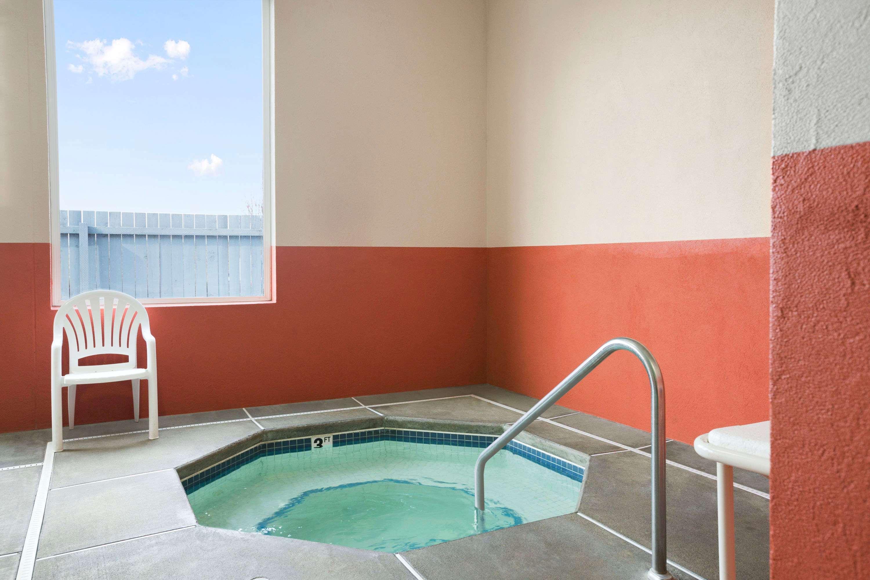 ซูเปอร์ 8 บาย วินด์แฮม เบลิลงแฮม แอร์พอร์ต/เฟิร์นเดล Hotel ภายนอก รูปภาพ