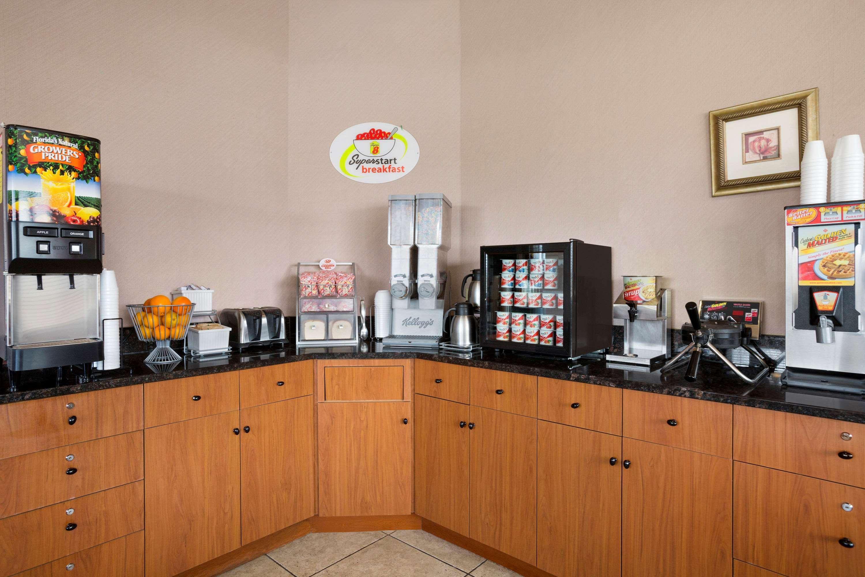 ซูเปอร์ 8 บาย วินด์แฮม เบลิลงแฮม แอร์พอร์ต/เฟิร์นเดล Hotel ภายนอก รูปภาพ